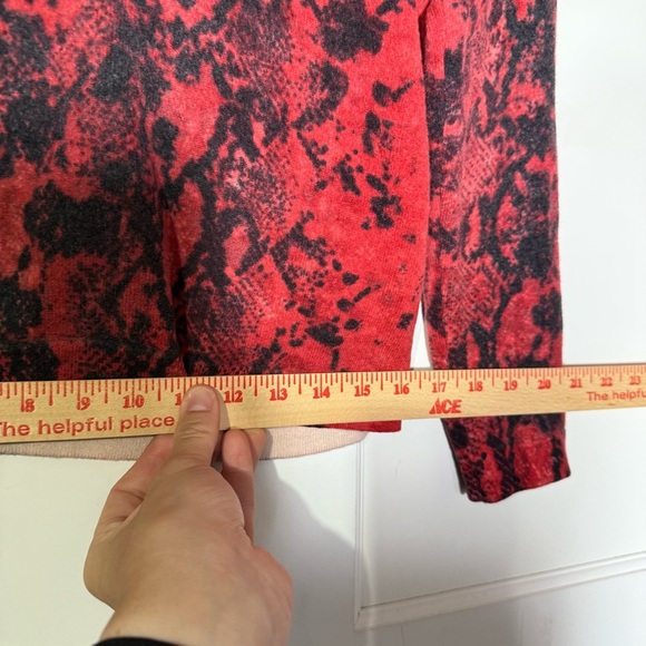 Lord & Taylor Cashmere Crewneck Sweater Snakeskin Pattern Red and Black Size M - Picture 4 of 6